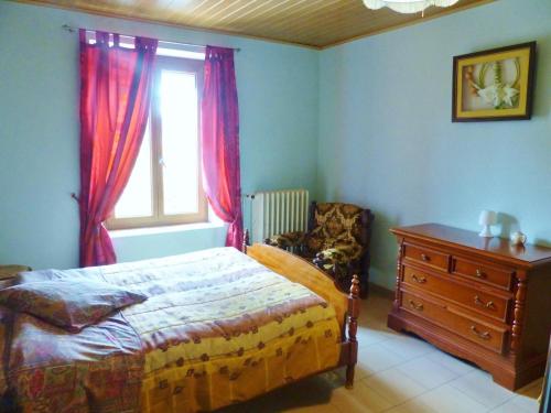 - une chambre avec un lit, une chaise et une fenêtre dans l'établissement Gite de vieille maison rouge, à Rocroi