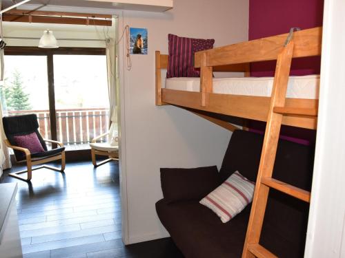 une chambre avec deux lits superposés et un canapé dans l'établissement Studio Sud avec Terrasse, Proche Centre et Téléphérique - FR-1-464-216, à Pralognan-la-Vanoise