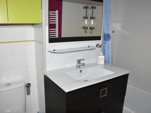 une salle de bain avec un lavabo et des toilettes dans l'établissement Studio Sud avec Terrasse, Proche Centre et Téléphérique - FR-1-464-216, à Pralognan-la-Vanoise