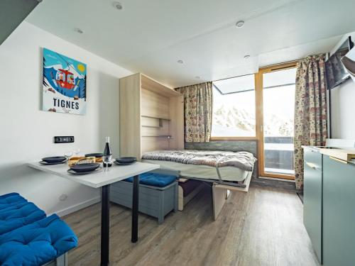 Cette chambre comprend un bureau et un lit. dans l'établissement Studio Confortable à Tignes · Skis aux Pieds · Balcon · WiFi Inclus · Tarif Forfaits Préférentiel - FR-1-502-524, à Tignes