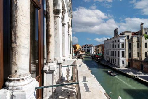 uma vista para um rio a partir de uma varanda de um edifício em Radisson Collection Hotel, Palazzo Nani Venice em Veneza