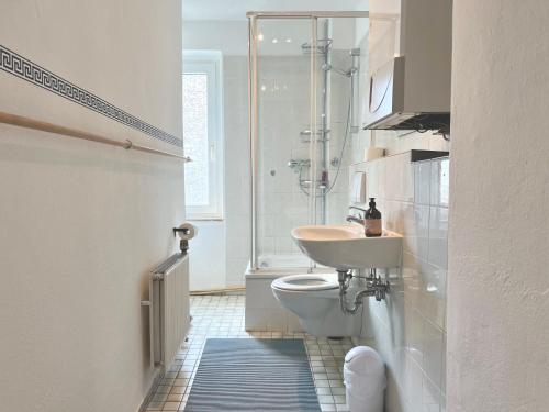 y baño con aseo, lavabo y ducha. en Doppelbett Unterkunft Vahrenwald-List en Hannover