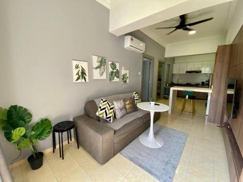 uma sala de estar com um sofá e uma mesa em Cosy 2 Bedder Near KLCC I 500mbps Wi-Fi I Smart TV with Netflix Function em Kuala Lumpur