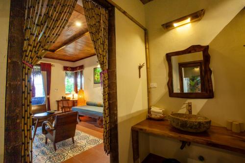 y baño con lavabo y espejo. en Puluong Retreat en Pu Luong