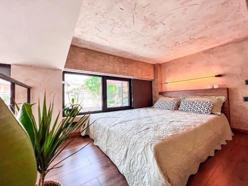 1 dormitorio con 1 cama grande en una habitación en Mini Loft Apartment, en Kalamata