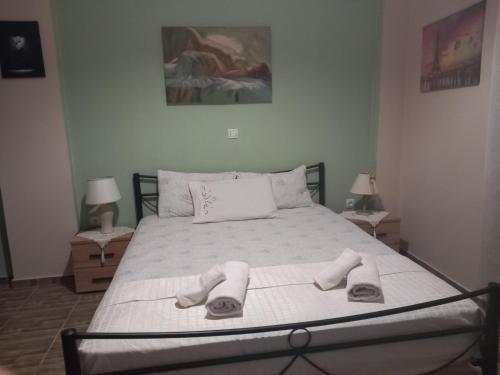 ein Schlafzimmer mit einem Bett mit Handtüchern darauf in der Unterkunft MIRANTA in Flámpoura