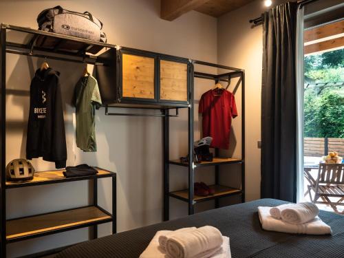 馬薩馬里蒂馬的住宿－SLEEP 'N' RIDE Massa Marittima，一间设有一张床和衣架的房间