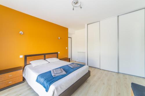 a bedroom with a bed and a yellow wall at Casa do Sobreiro in Cantanhede