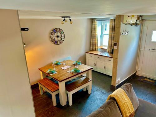 un soggiorno con tavolo e cucina di Lluest a Llanddewi-Brefi