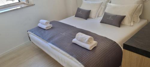 sypialnia z łóżkiem z ręcznikami w obiekcie Dea Del Mar Apartments w mieście Izola