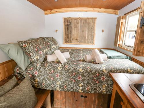 ein Schlafzimmer mit einem Bett in einem winzigen Haus in der Unterkunft 4 Pheasant Lane in Sheffield