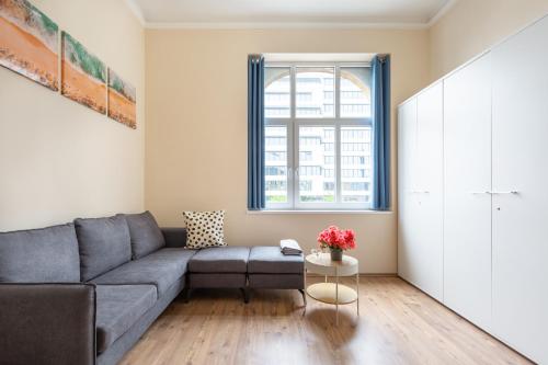 - un salon avec un canapé et une table dans l'établissement Mezzanine Apartments long-term, à Budapest
