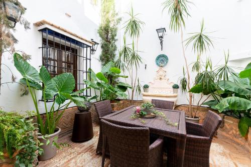 un patio con una mesa y algunas plantas en Ático con encanto en Sierpes en Sevilla