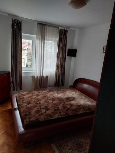a bedroom with a bed and a window at Apartament in Cluj-Napoca