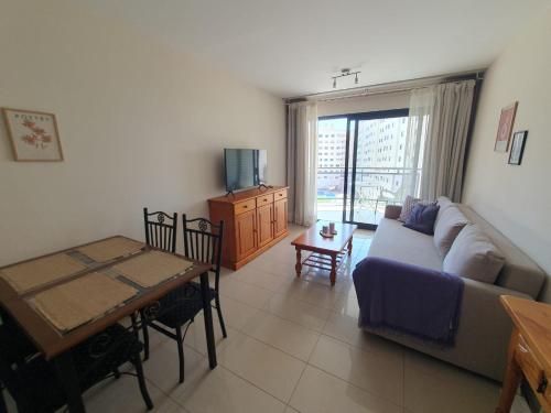 un soggiorno con divano e tavolo di Apartamento Cala y Mar ad Alicante