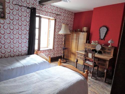 um quarto com 2 camas, uma secretária e uma janela em La jonquiere 