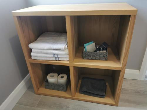 MoiraにあるValley Stream Guest Accommodationの小さな木製の棚(タオル、タオル付)