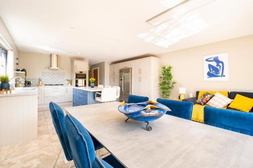 a living room with a blue couch and a kitchen at Park House - FOUR star luxury with parking and WI-FI in Belfast