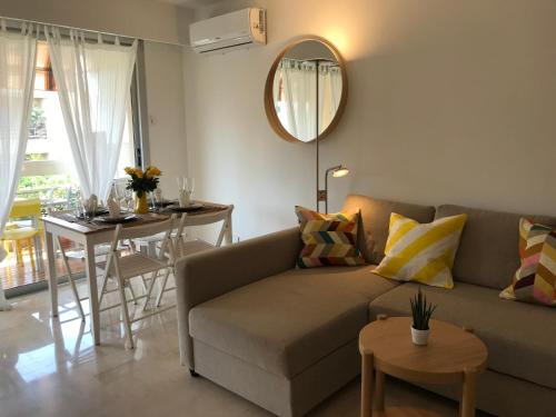 Cozy 1 bedroom apartment Antibes Juan-les-Pins - walk to beaches, restaurants, old townにあるシーティングエリア