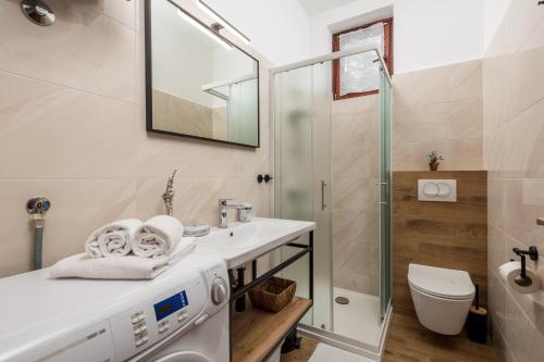 łazienka z umywalką i pralką w obiekcie Rona apartment Janja w mieście Barbariga
