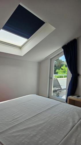 sypialnia z łóżkiem i oknem w obiekcie Apartments Villa Alba w Dubrowniku