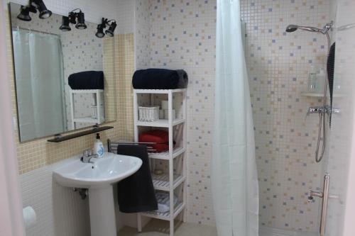 een badkamer met een wastafel en een douche bij ÁTICO CENTRO in Yecla