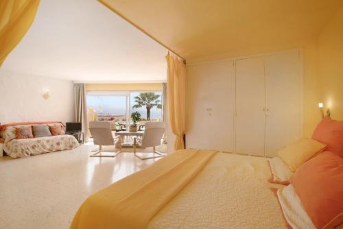 Un dormitorio con una cama y una mesa con sillas. en Casa Pelican, en Puntillo del Sol