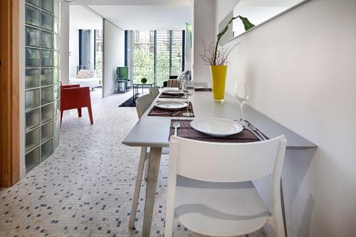 A restaurant or other place to eat at Habitat Apartments Pedrera