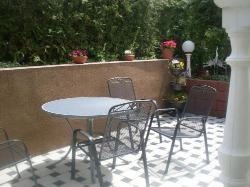 einen Tisch und Stühle auf einer Terrasse in der Unterkunft Ferienapartment Lidia in Kastellaun