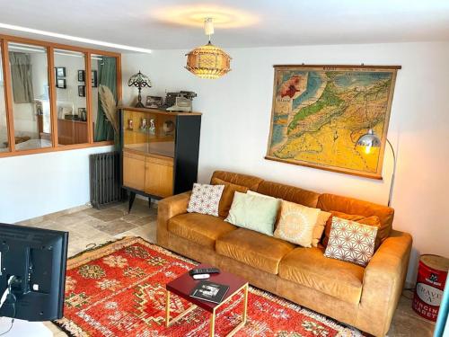 - un salon avec un canapé et une carte murale dans l'établissement La Suite de la Maison Jaune, à Montpellier