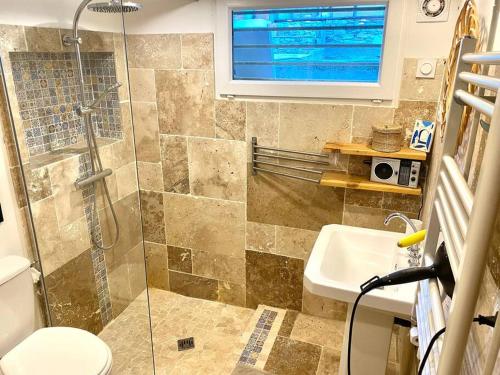une salle de bain avec une douche, des toilettes et un lavabo dans l'établissement La Suite de la Maison Jaune, à Montpellier