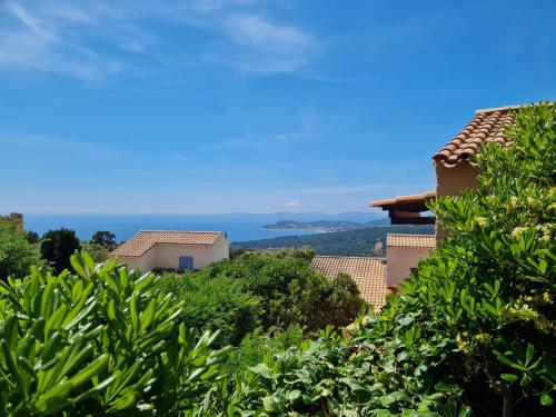 a view of the ocean from a house at Bel appartement rénové, avec terrasse et piscine in La Croix-Valmer