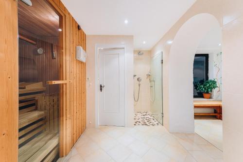 uma casa de banho com uma cabina de duche ao nível do chão e um closet. em Weidegg - Hotel Garni em Garmisch-Partenkirchen