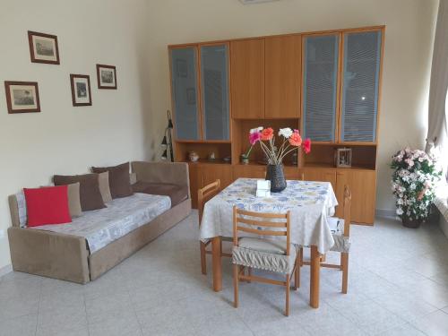 a living room with a table and a couch at Appartamenti Donato in Peschiera del Garda