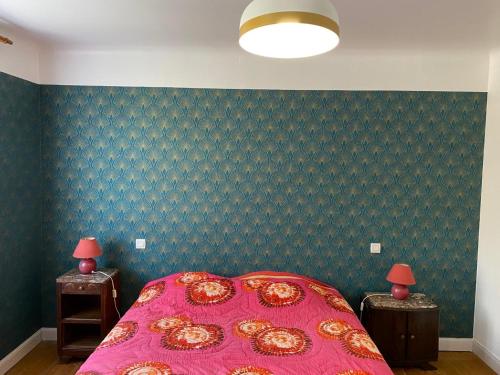 - une chambre avec un lit et une couverture rose dans l'établissement Melabelle, à Malandry