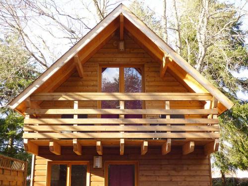 a log cabin with a pitched roof and a window at La Rossignolerie - Gîte des châteaux in Chouzy-sur-Cisse