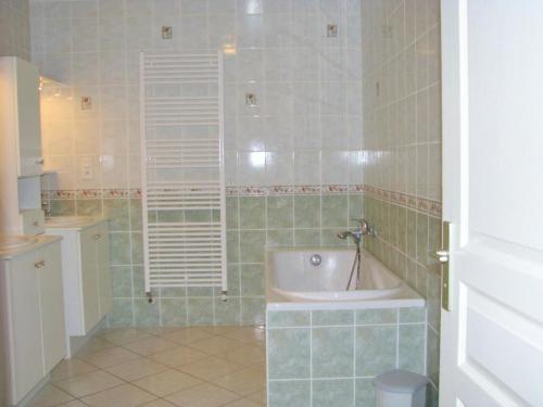 y baño con bañera y lavamanos. en La rosiere en Touligny