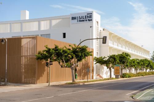 an empty street in front of a building at RH Silene Hotel & Spa 4 Sup in Castellón de la Plana