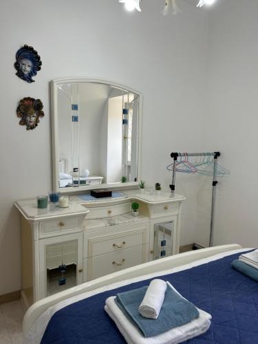 uma casa de banho com um lavatório e um espelho em La Minicasa em Pacentro