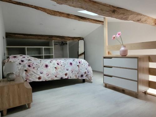 a bedroom with a bed and a dresser at Appartement récemment rénové in Saint-Léger