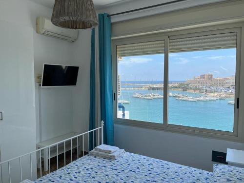 シラクーサにあるOrtigia D'amareの港の景色を望む窓付きのベッドルーム1室