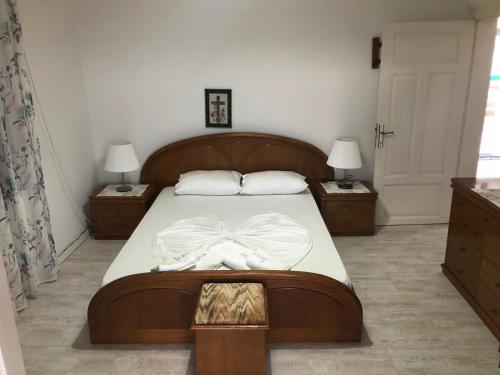 um quarto com uma cama com duas mesas de cabeceira e dois candeeiros em Casa Real beach em Polykhrono