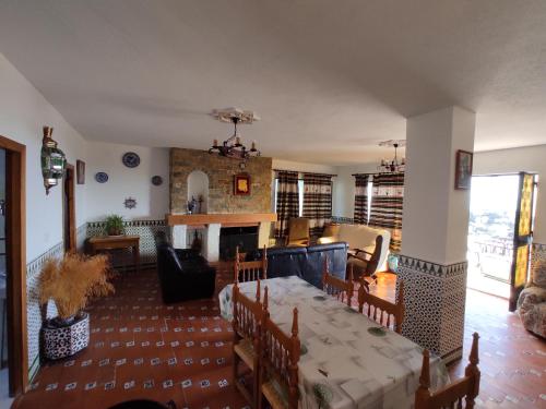 Nívar的住宿－Casa los Huertecillos，一间带桌子的客厅和一间餐厅
