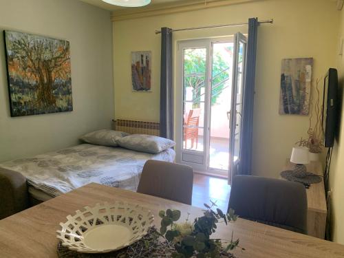 sala de estar con mesa y puerta a un patio en Apartment Klesinger, en Poreč