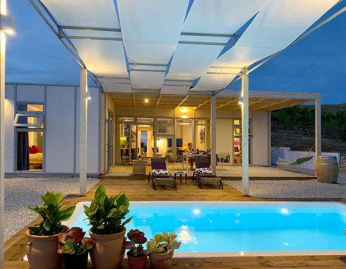 Bazén v ubytovaní La Casa del Vino, Lichtdurchflutete Villa mit Pool, atemberaubender Meerblick alebo v jeho blízkosti