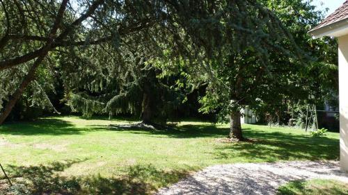 Taman di luar Aux trois sapins