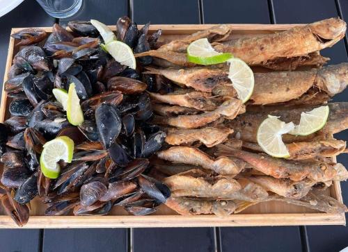 una bandeja de mejillones y limas sobre una mesa en Apart townhouse en K'obulet'i