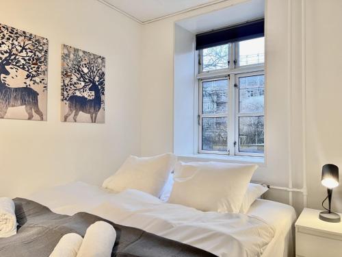 a white bedroom with a bed and a window at Copenhagen 2 Bedroom Apartment in Copenhagen
