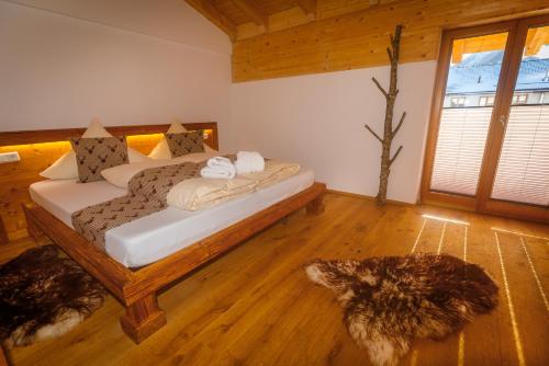 米滕瓦爾德的住宿－Alpenloft 1，铺有木地板的客房内设有一间卧室和一张床。