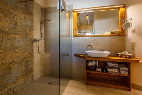 米滕瓦爾德的住宿－Alpenloft 1，一间带水槽和淋浴的浴室